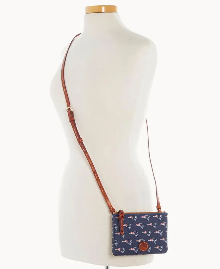 NFL Patriots Top Zip Crossbody Patriots Woman Dooney and Bourke Crossbodies NFL Patriots Top Zip Crossbody Patriots Woman Dooney and Bourke Crossbodies