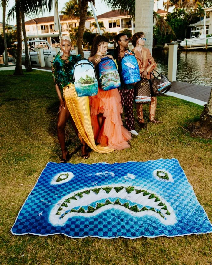 SPRAYGROUND SHARK ISLAND PACKABLE BEACH MAT BLANKET WATER RESISTANT CONVERTIBLE TOTE Bags